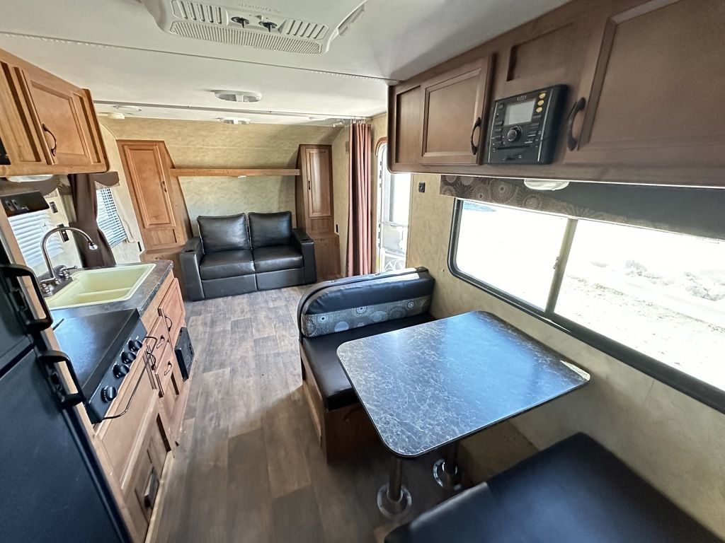 2016 Gulf Stream Kingsport Ultra Lite 248BH 5