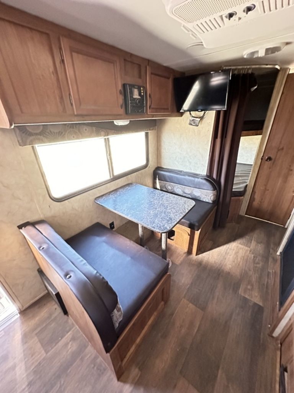 2016 Gulf Stream Kingsport Ultra Lite 248BH 6