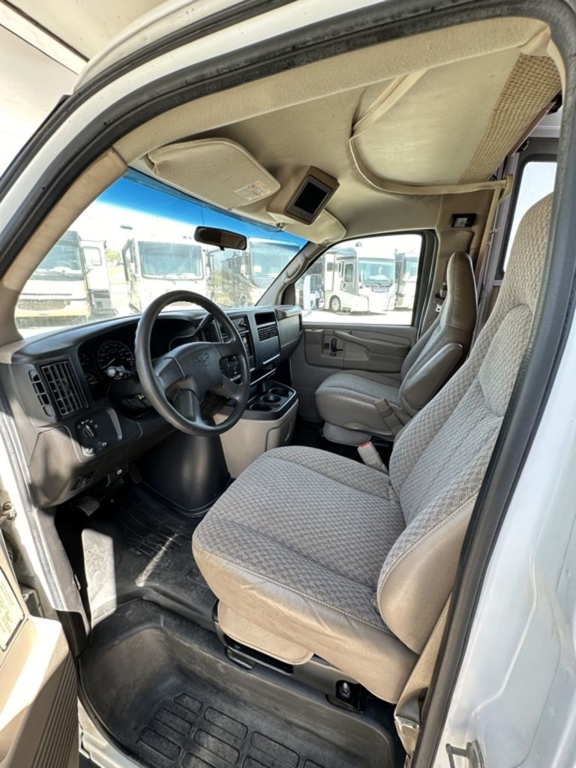 2007 Winnebago Access 31C  10