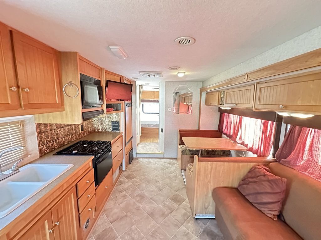 2007 Winnebago Access 31C  14