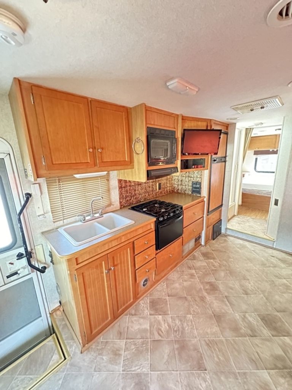 2007 Winnebago Access 31C  16