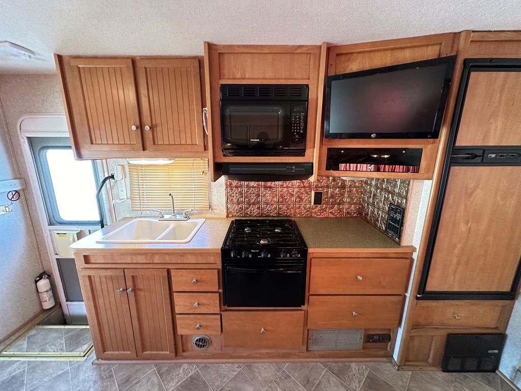 2007 Winnebago Access 31C  20