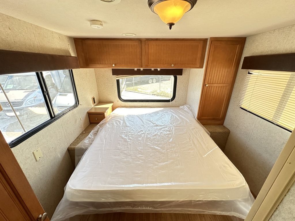 2007 Winnebago Access 31C  21