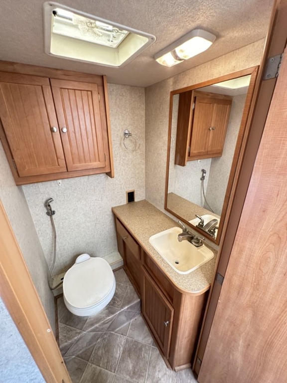 2007 Winnebago Access 31C  23