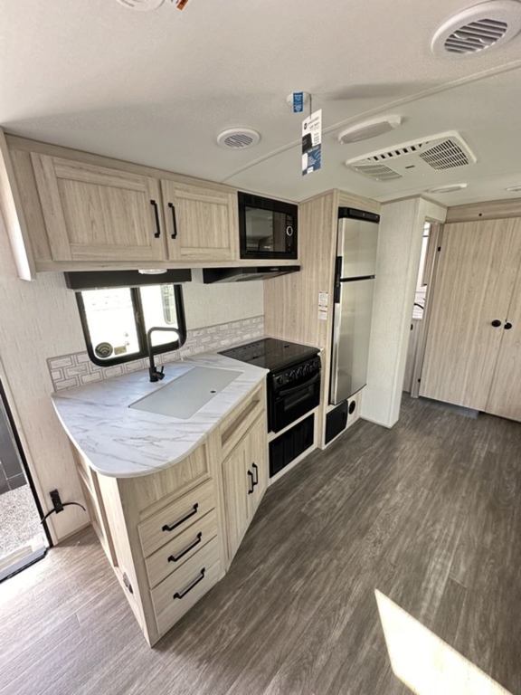 2023 Cruiser RV Shadow Cruiser 325BHS  11