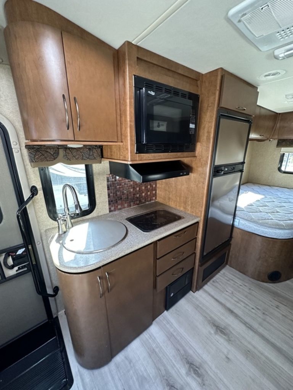 2015 Thor Motor Coach Siesta Sprinter 24SA 13