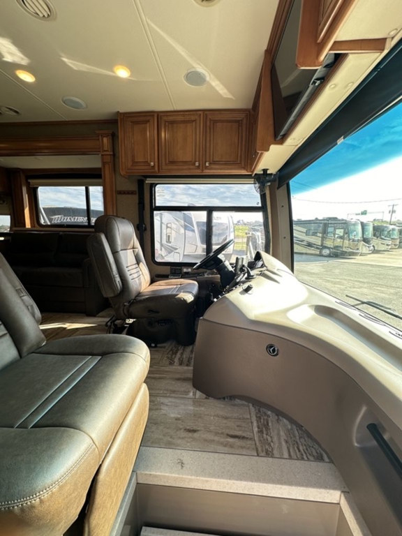 2016 Thor Motor Coach Venetian M37 14