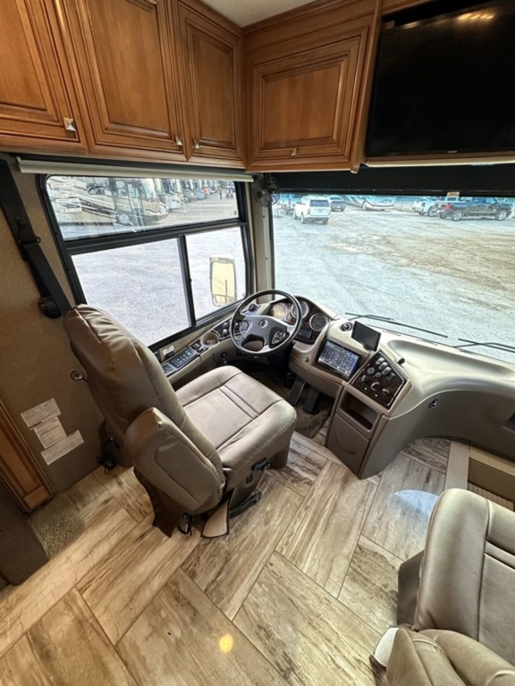 2016 Thor Motor Coach Venetian M37 17