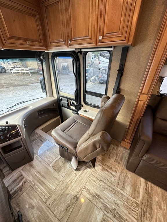 2016 Thor Motor Coach Venetian M37 18