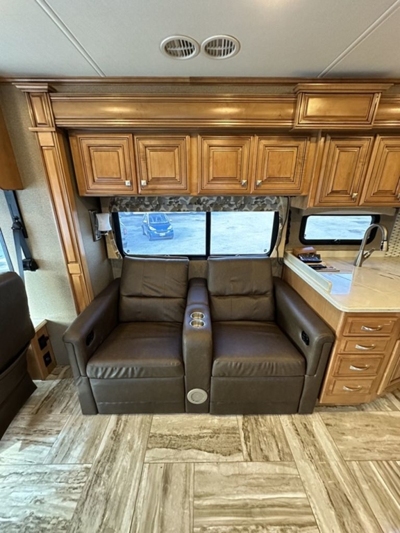 2016 Thor Motor Coach Venetian M37 25