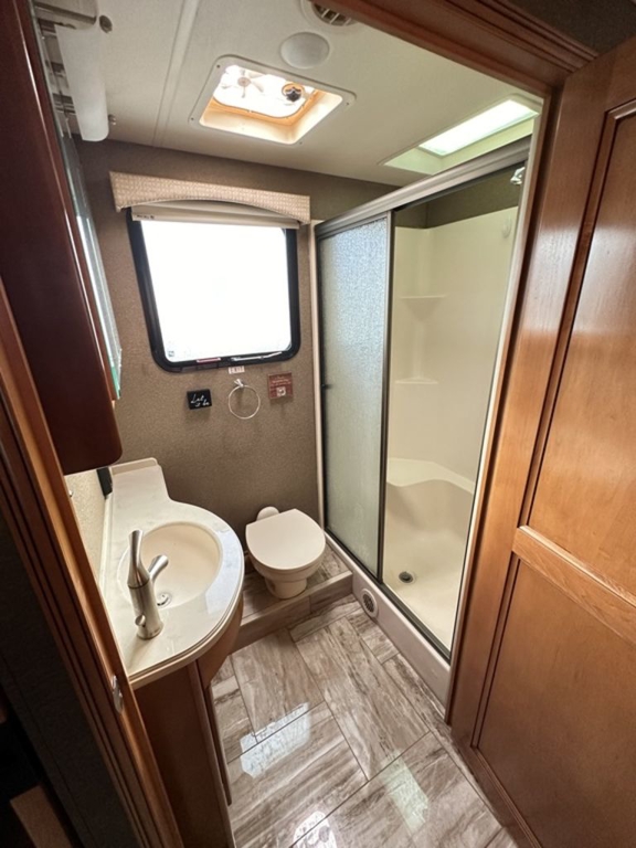 2016 Thor Motor Coach Venetian M37 33