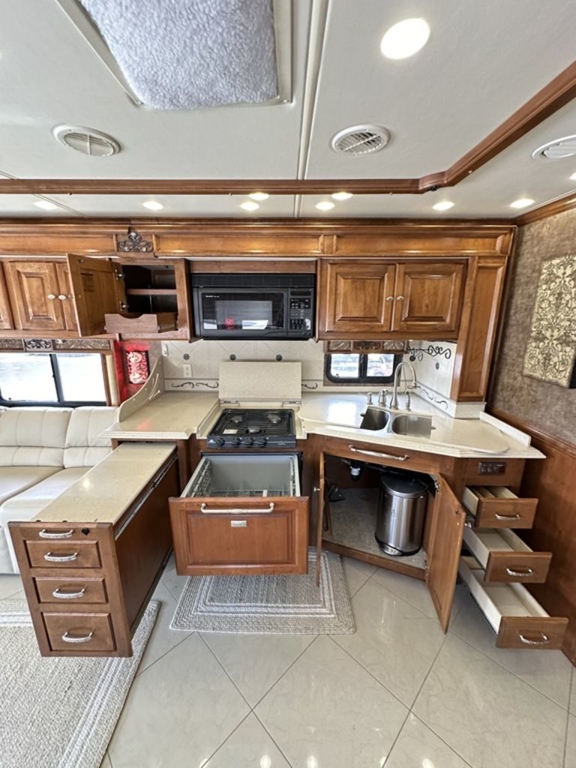 2012 Tiffin Motorhomes Phaeton 40 QBH 25