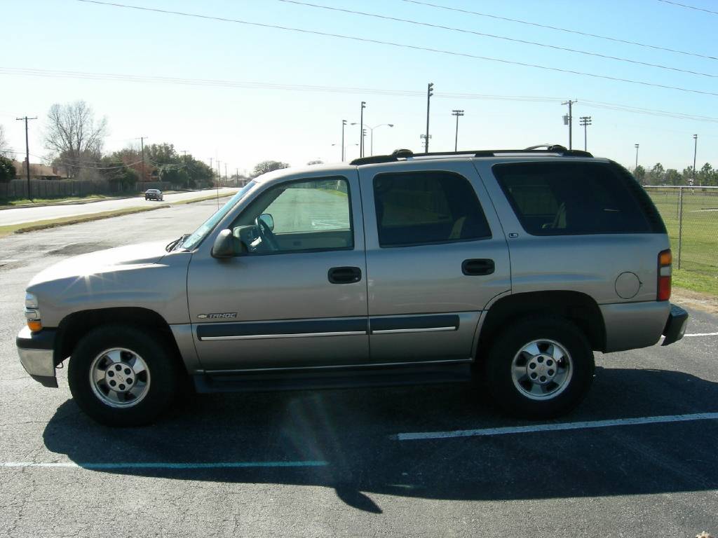 2004 Chevrolet Tahoe LS photo