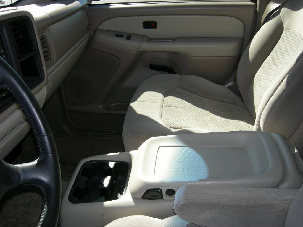 2004 Chevrolet Tahoe LS photo