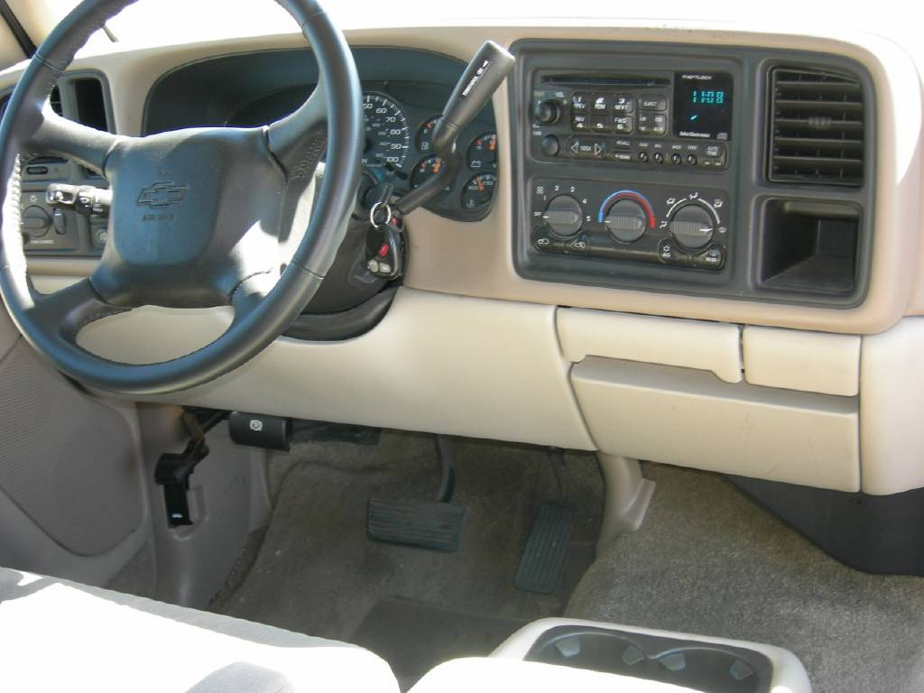 2004 Chevrolet Tahoe LS photo