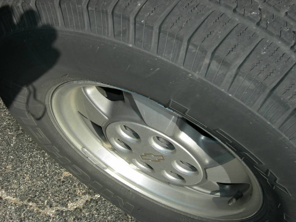 2004 Chevrolet Tahoe LS photo
