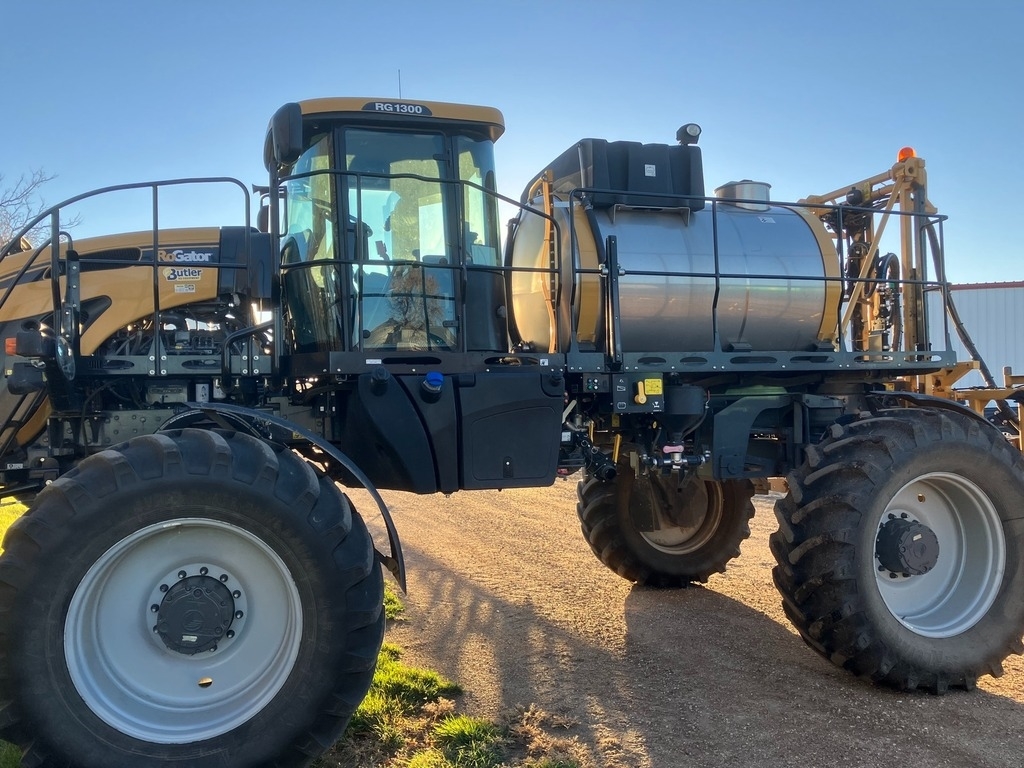 2014 Rogator 1300 Self Propelled Sprayer